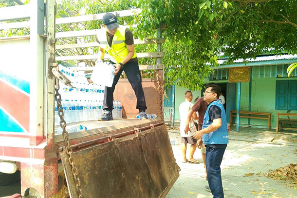 포스코스틸리온 미얀마법인 임직원들이 피해지역으로 이동하여 구호물품을 전달하는 사진